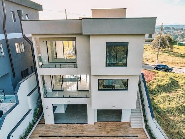 Casa com 340m² 3 quartos e 5 banheiros, à venda, no bairro Colinas de Parnaíba I em Santana de Parnaíba