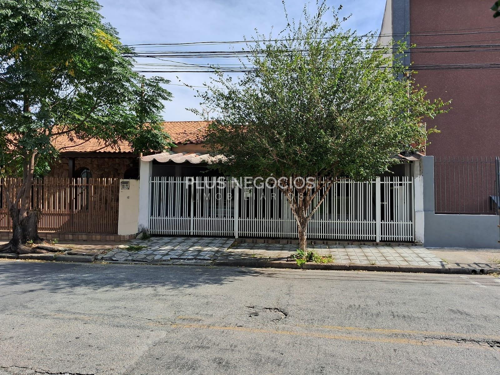 Casa à venda com 3 quartos, 217m² - Foto 1