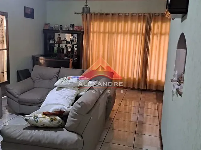 Casa com 300m² 3 quartos e 2 banheiros, à venda, no bairro Vila Tatetuba em São José dos Campos