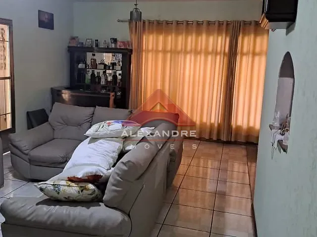 Casa com 300m² 3 quartos e 2 banheiros, à venda, no bairro Vila Tatetuba em São José dos Campos