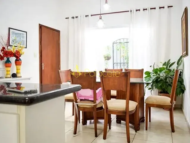 Casa com 300m² 3 quartos e 2 banheiros, à venda, no bairro Jardim Oásis em Taubaté