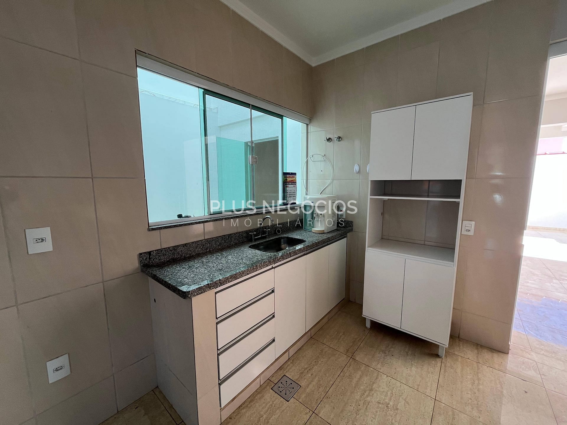 Casa à venda e aluguel com 3 quartos, 211m² - Foto 9
