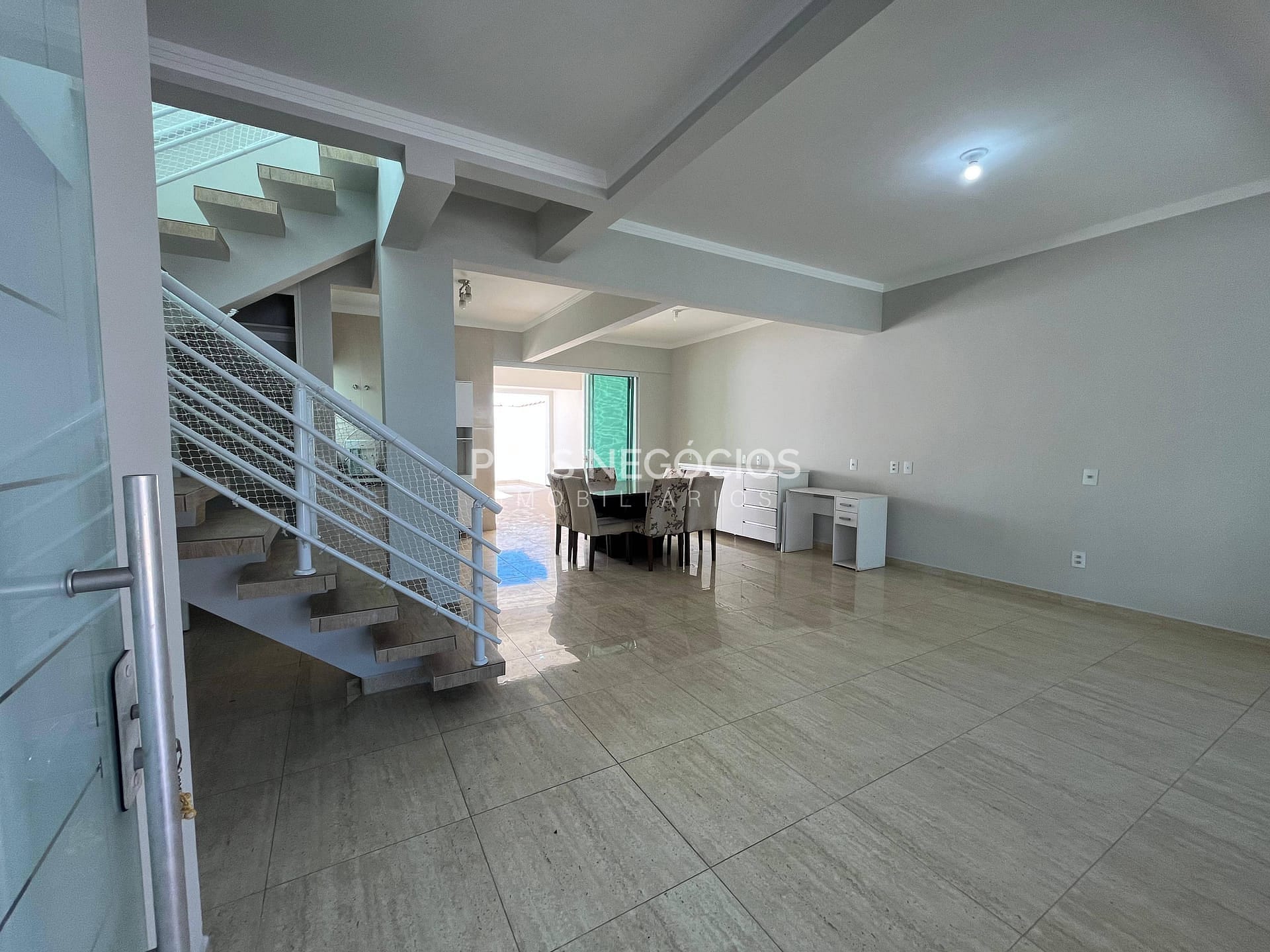 Casa à venda e aluguel com 3 quartos, 211m² - Foto 4
