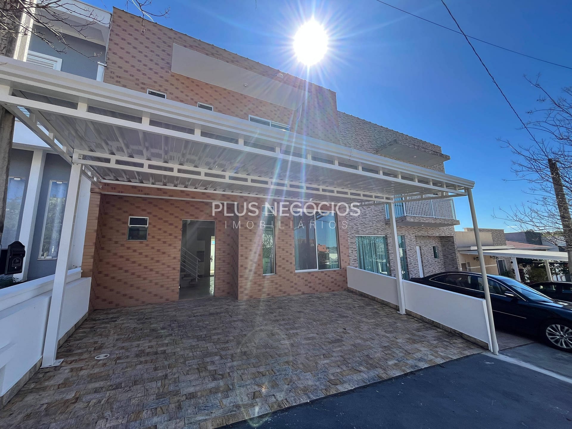 Casa à venda e aluguel com 3 quartos, 211m² - Foto 1