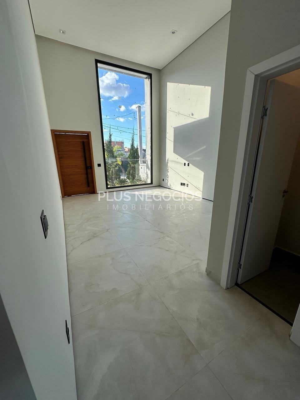 Casa à venda com 3 quartos, 235m² - Foto 1