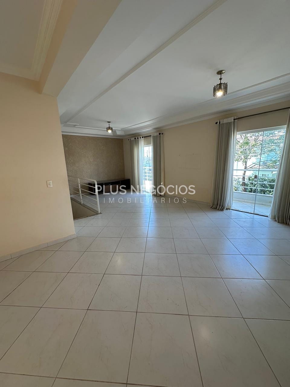 Casa à venda com 3 quartos, 225m² - Foto 2