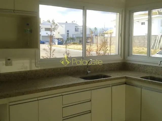 Casa com 790m² 4 quartos e 1 banheiro, à venda ou para alugar, no bairro Condominio Residencial Real Ville em Pindamonhangaba