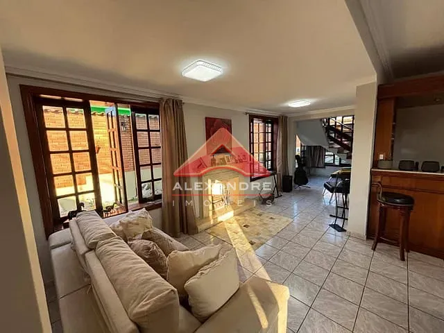 Casa com 600m² 4 quartos e 2 banheiros, à venda, no bairro Vila Industrial em São José dos Campos