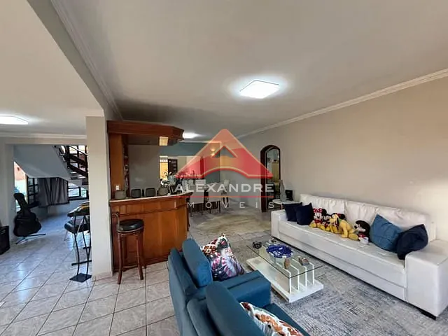 Casa com 600m² 4 quartos e 2 banheiros, à venda, no bairro Vila Industrial em São José dos Campos