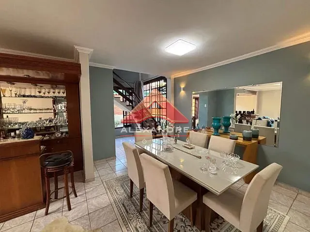 Casa com 600m² 4 quartos e 2 banheiros, à venda, no bairro Vila Industrial em São José dos Campos