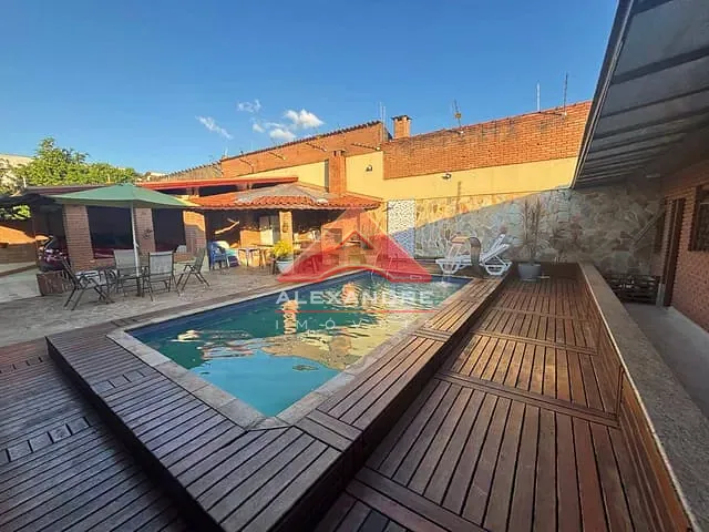 Casa com 600m² 4 quartos e 2 banheiros, à venda, no bairro Vila Industrial em São José dos Campos