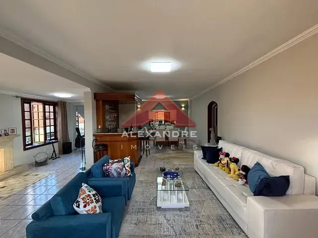 Casa com 600m² 4 quartos e 2 banheiros, à venda, no bairro Vila Industrial em São José dos Campos