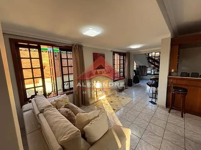 Casa com 600m² 4 quartos e 2 banheiros, à venda, no bairro Vila Industrial em São José dos Campos