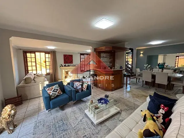 Casa com 600m² 4 quartos e 2 banheiros, à venda, no bairro Vila Industrial em São José dos Campos