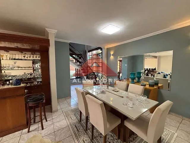 Casa com 600m² 4 quartos e 2 banheiros, à venda, no bairro Vila Industrial em São José dos Campos