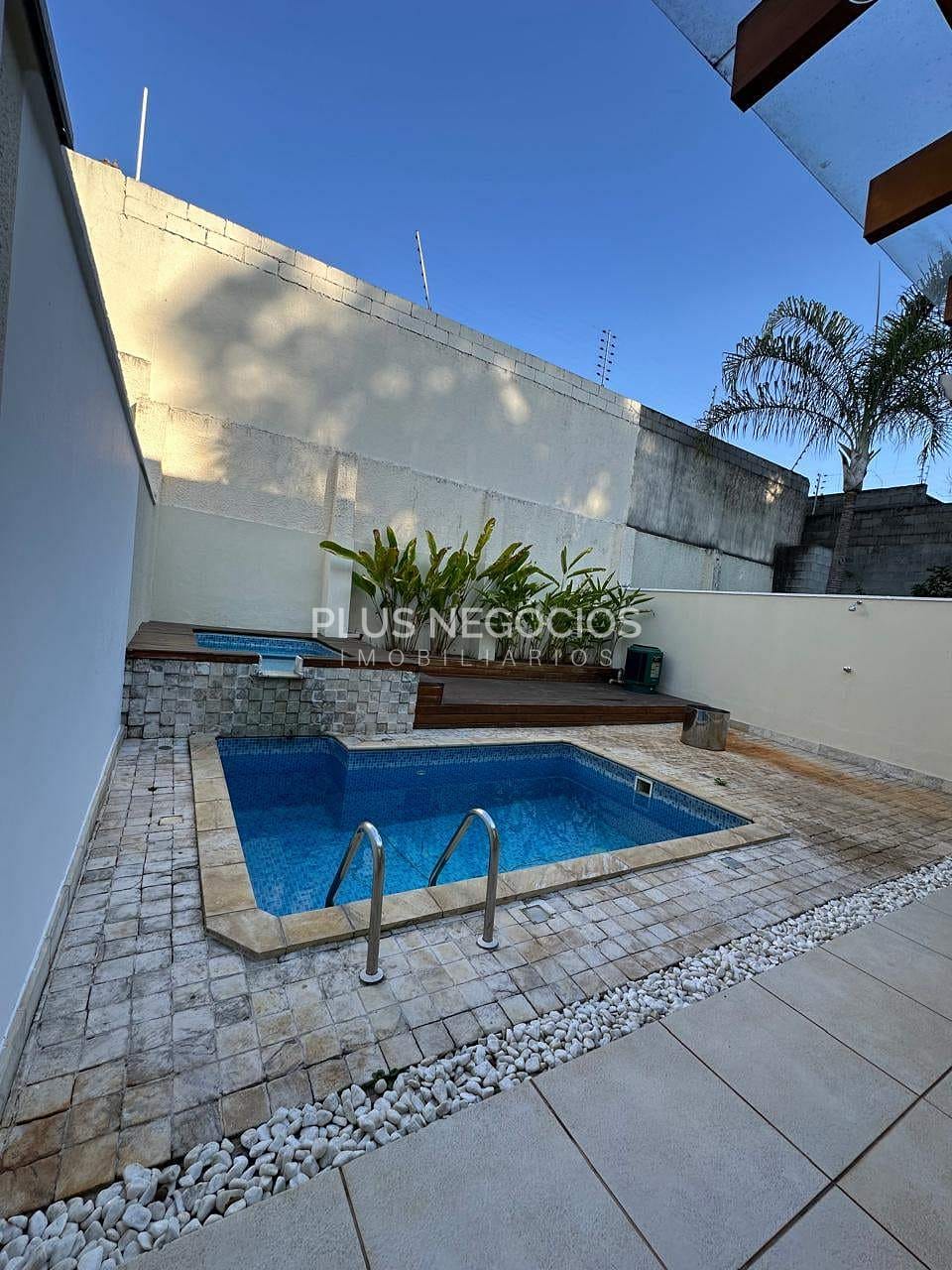 Casa à venda com 3 quartos, 128m² - Foto 1