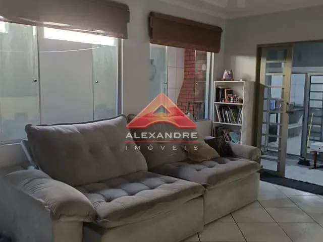 Casa 3 quartos e 2 banheiros, à venda, no bairro Jardim Uirá em São José dos Campos