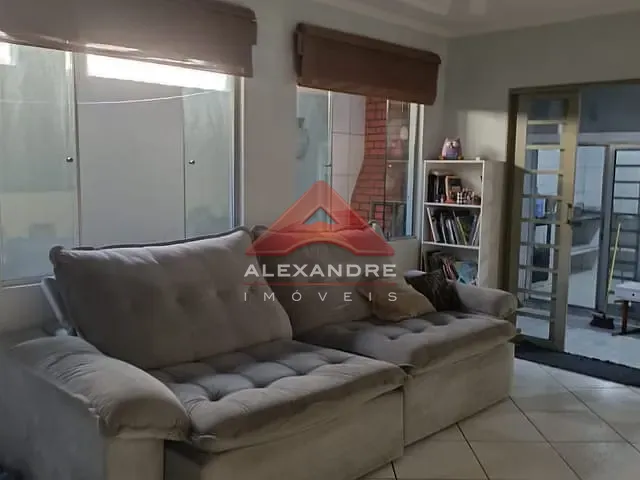 Casa 3 quartos e 2 banheiros, à venda, no bairro Jardim Uirá em São José dos Campos