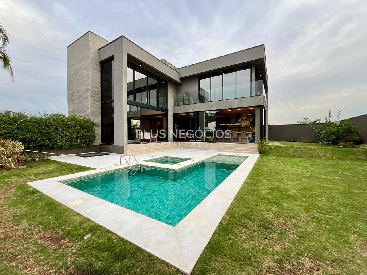 Casa à venda com 5 quartos, 421m² - Foto 1