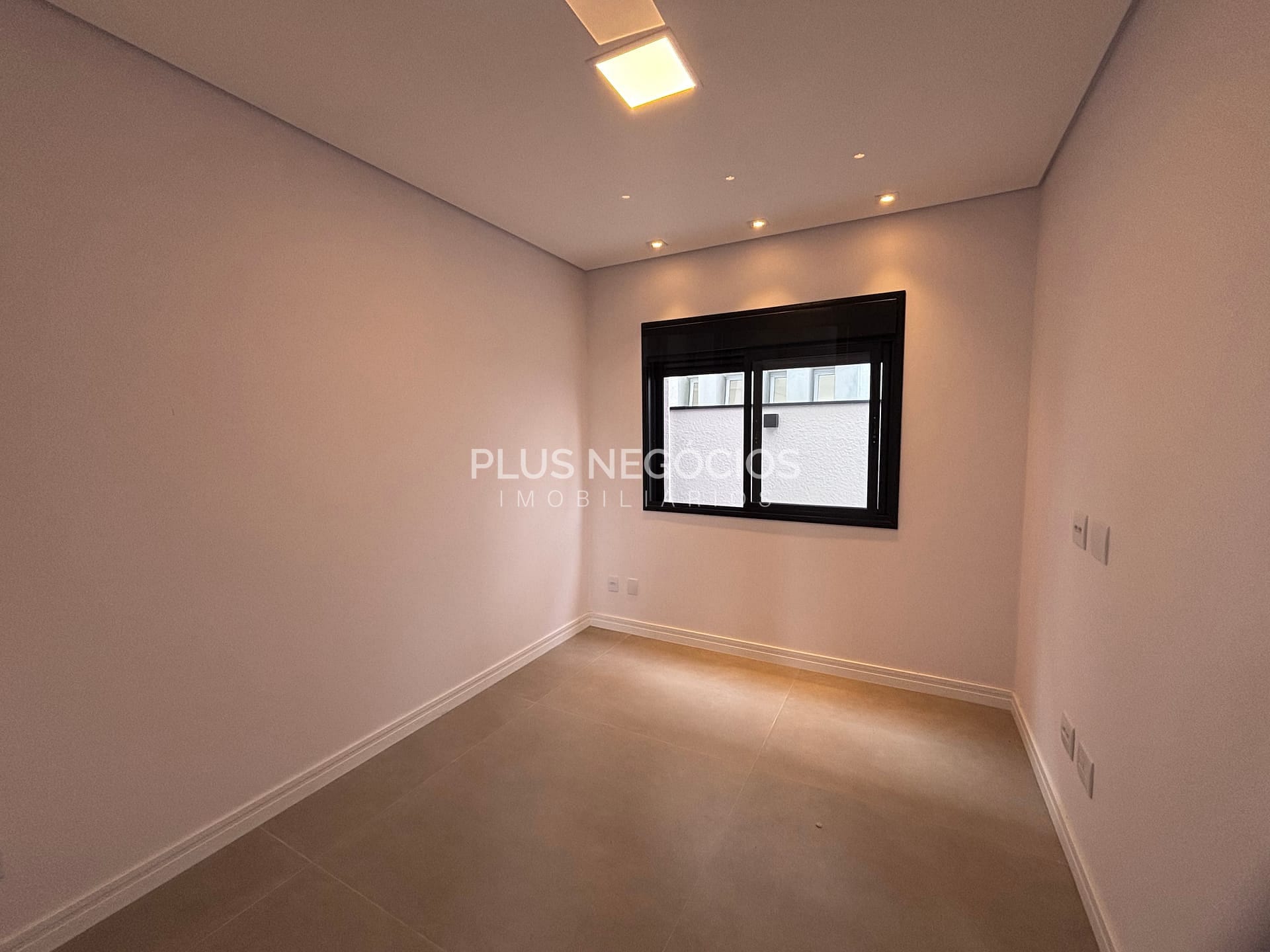 Casa à venda com 3 quartos, 244m² - Foto 2