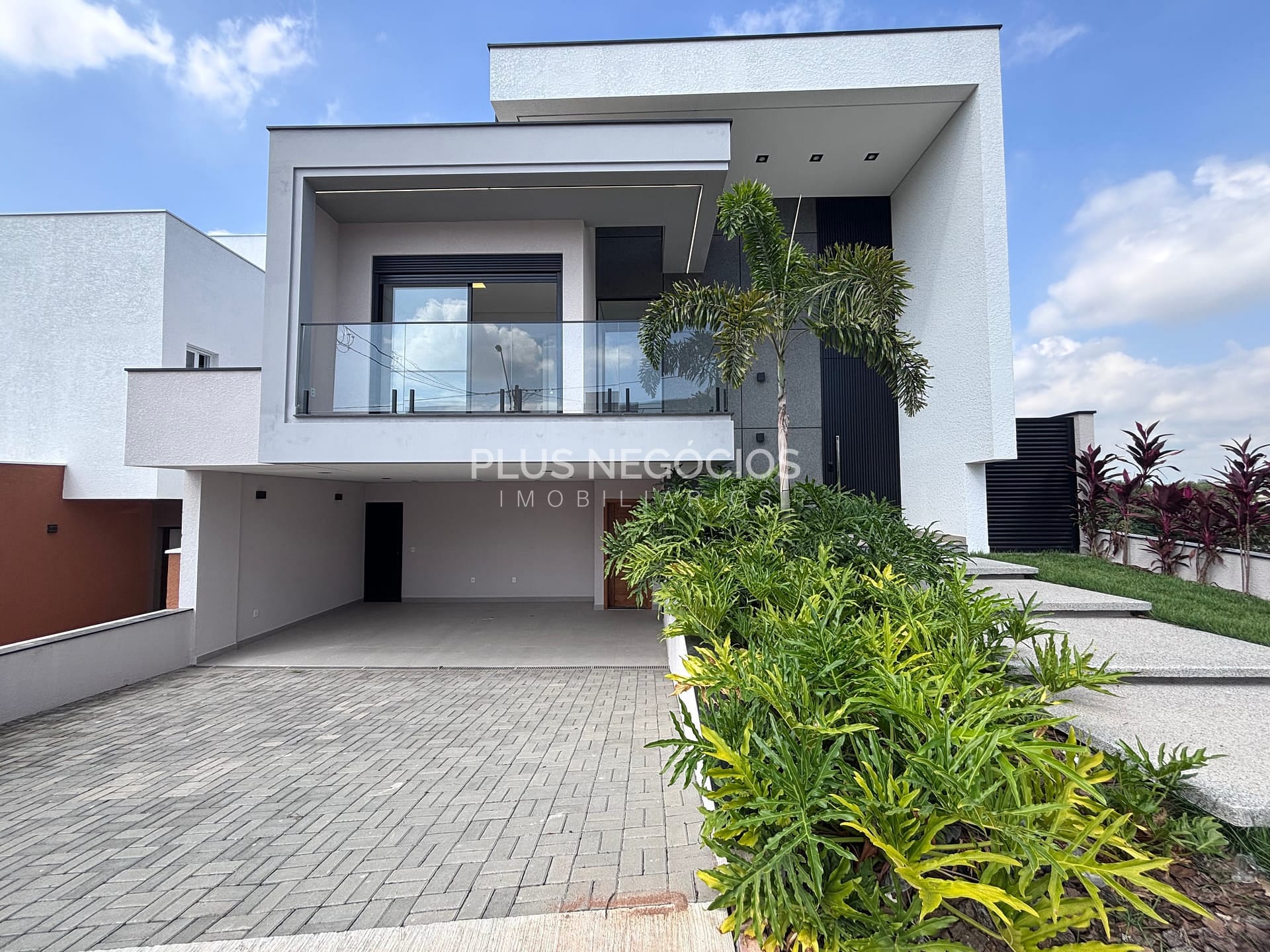 Casa à venda com 3 quartos, 244m² - Foto 1