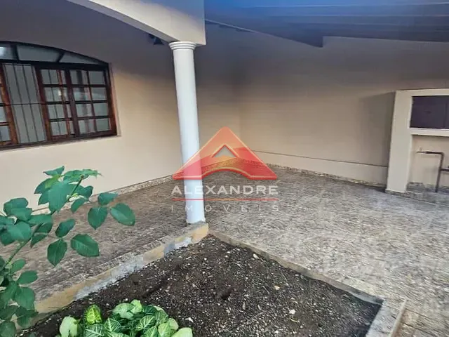 Casa com 300m² 3 quartos e 1 banheiro, para alugar, no bairro Vila Industrial em São José dos Campos