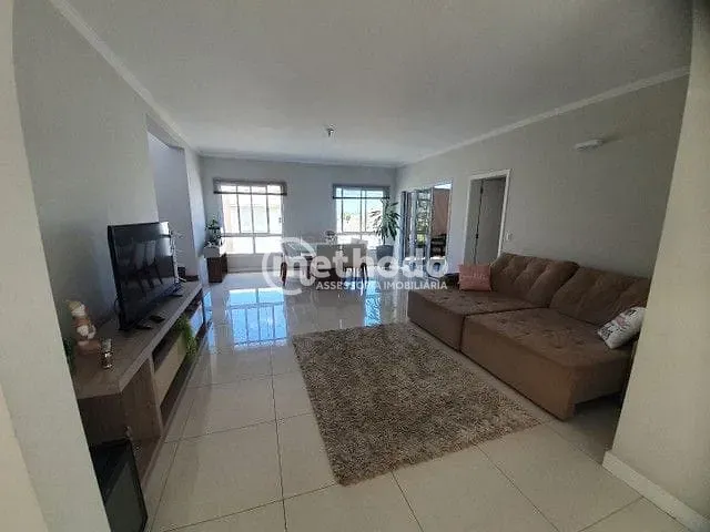 Casa com 321m² 4 quartos e 5 banheiros, à venda, no bairro Pinheiro em Valinhos
