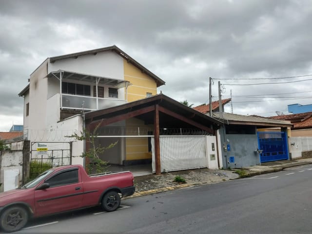 Casa com 300m² 4 quartos e 4 banheiros, à venda, no bairro São Benedito em Pindamonhangaba