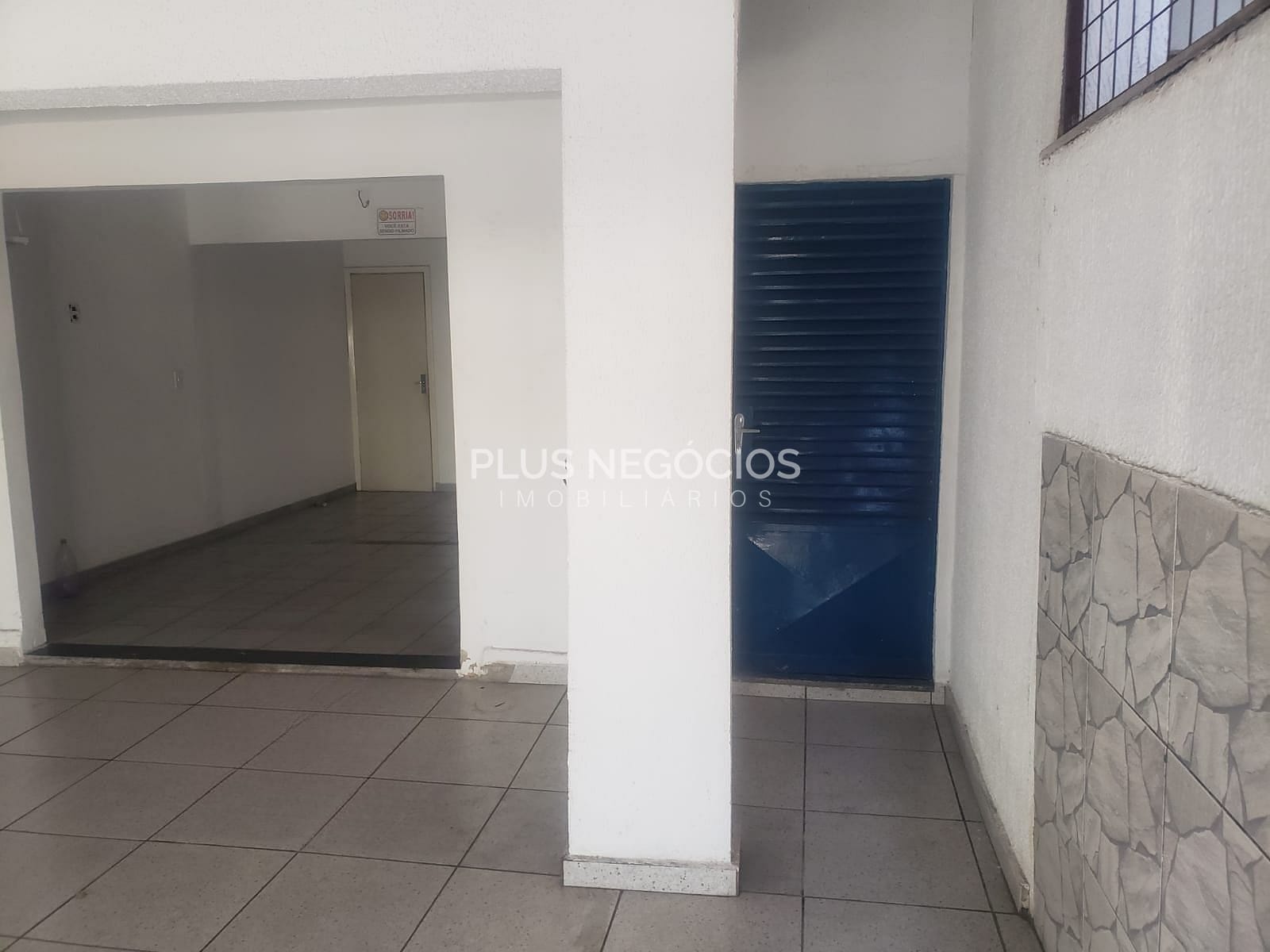 Casa à venda com 1 quarto, 200m² - Foto 2