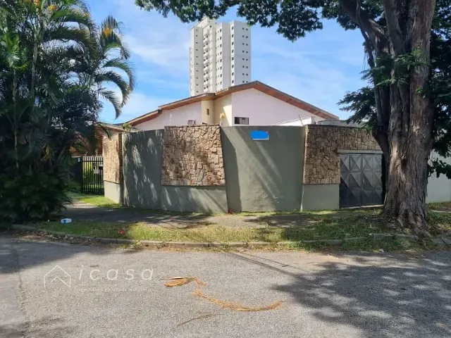 Casa com 796m² 8 quartos e 4 banheiros, à venda, no bairro Jardim das Nações em Taubaté