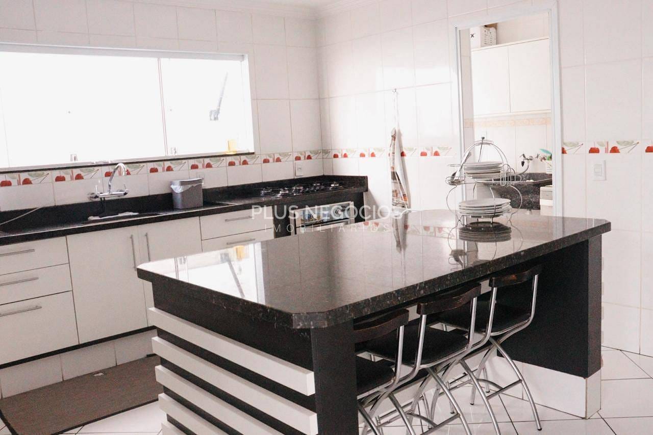 Casa à venda com 3 quartos, 310m² - Foto 7