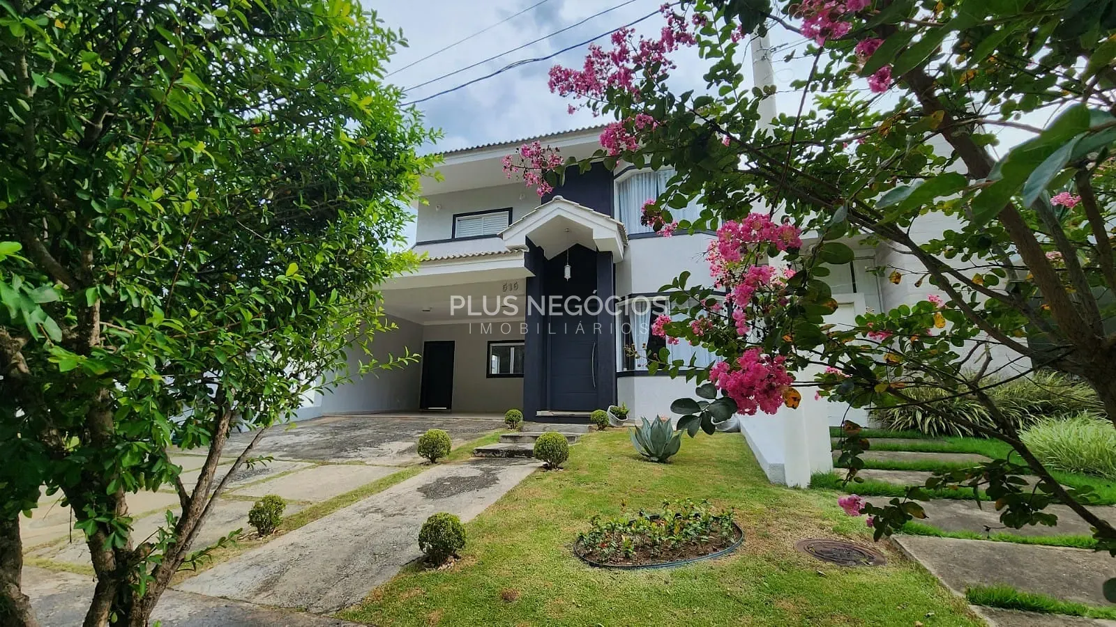 Casa, 4 quartos, 245 m² - Foto 1