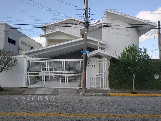 Casa com 400m² 3 quartos e 4 banheiros, à venda, no bairro Jardim Santa Maria em Jacareí