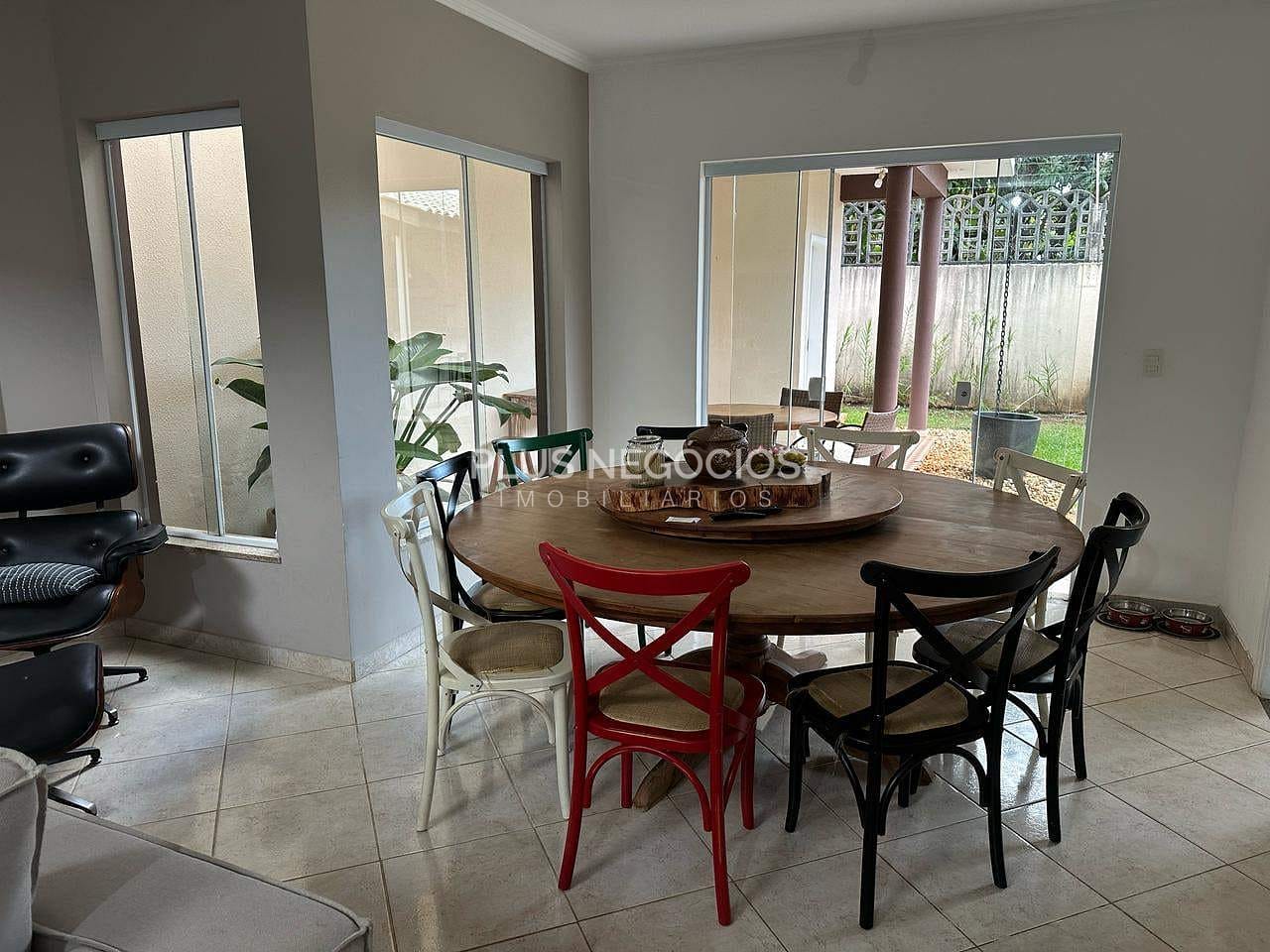 Casa à venda com 3 quartos, 244m² - Foto 4
