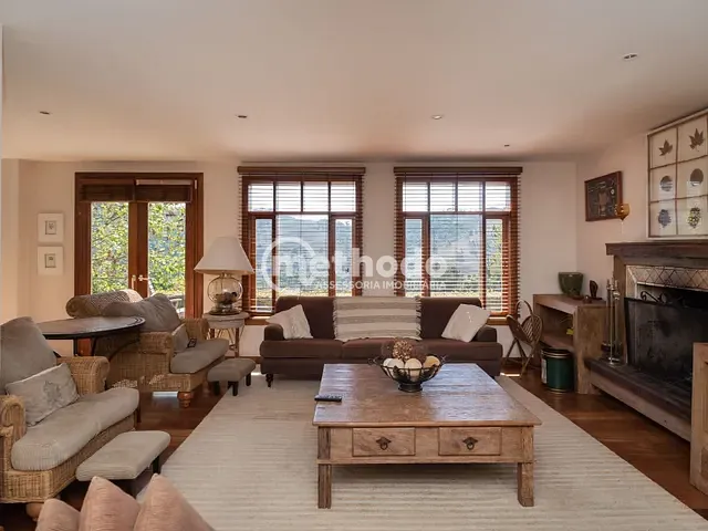 Casa com 1000m² 5 quartos e 5 banheiros, à venda, no bairro Parque Aquarela em Campos do Jordão
