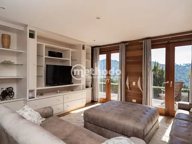 Casa com 1000m² 5 quartos e 5 banheiros, à venda, no bairro Parque Aquarela em Campos do Jordão