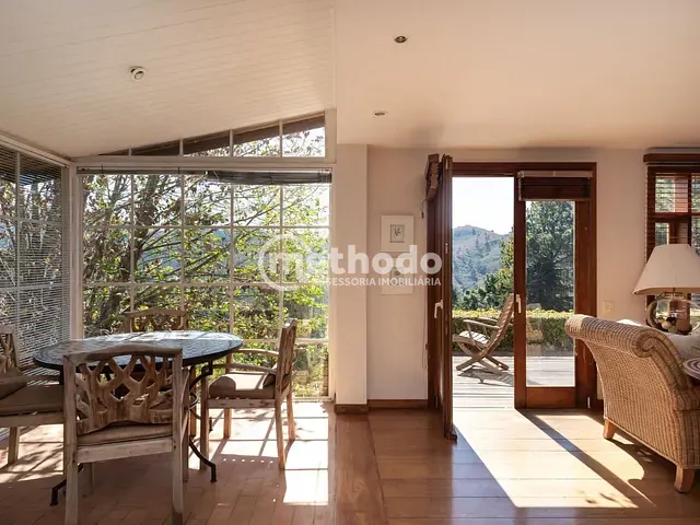 Casa com 1000m² 5 quartos e 5 banheiros, à venda, no bairro Parque Aquarela em Campos do Jordão