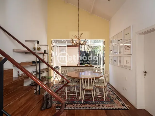 Casa com 1000m² 5 quartos e 5 banheiros, à venda, no bairro Parque Aquarela em Campos do Jordão