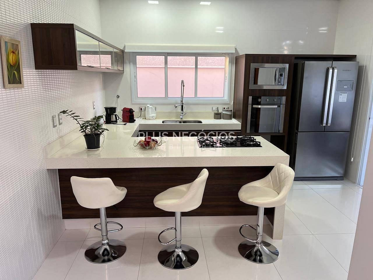 Casa à venda com 3 quartos, 318m² - Foto 2