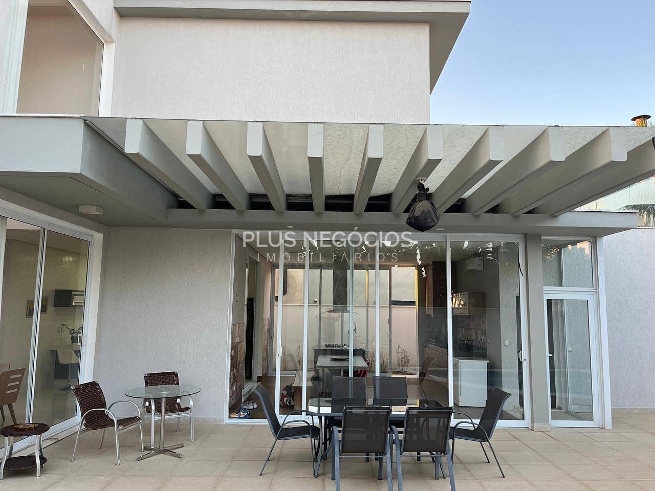 Casa à venda com 3 quartos, 318m² - Foto 4