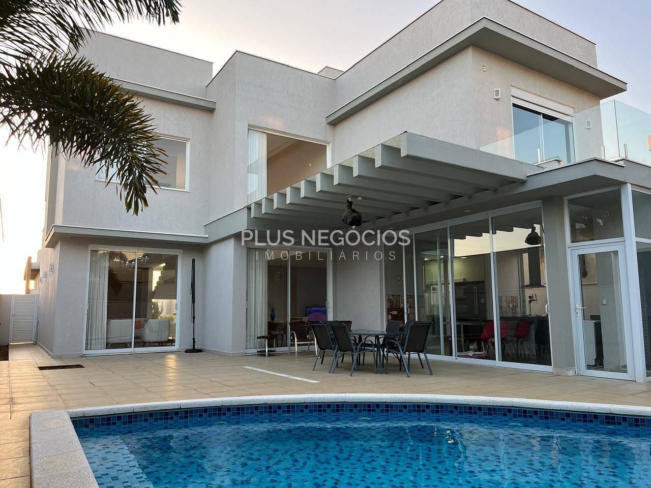 Casa à venda com 3 quartos, 318m² - Foto 1