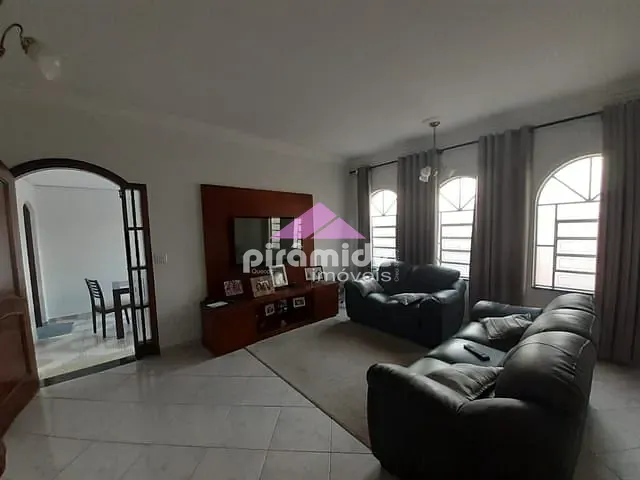 Casa com 300m², à venda, no bairro Vila Industrial em São José dos Campos