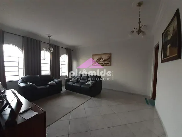 Casa com 300m², à venda, no bairro Vila Industrial em São José dos Campos