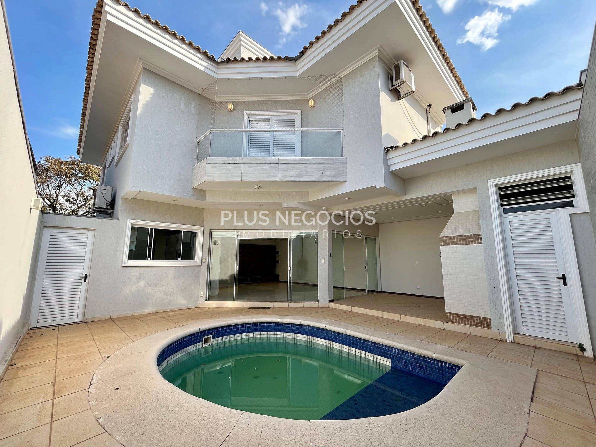 Casa à venda com 3 quartos, 291m² - Foto 1