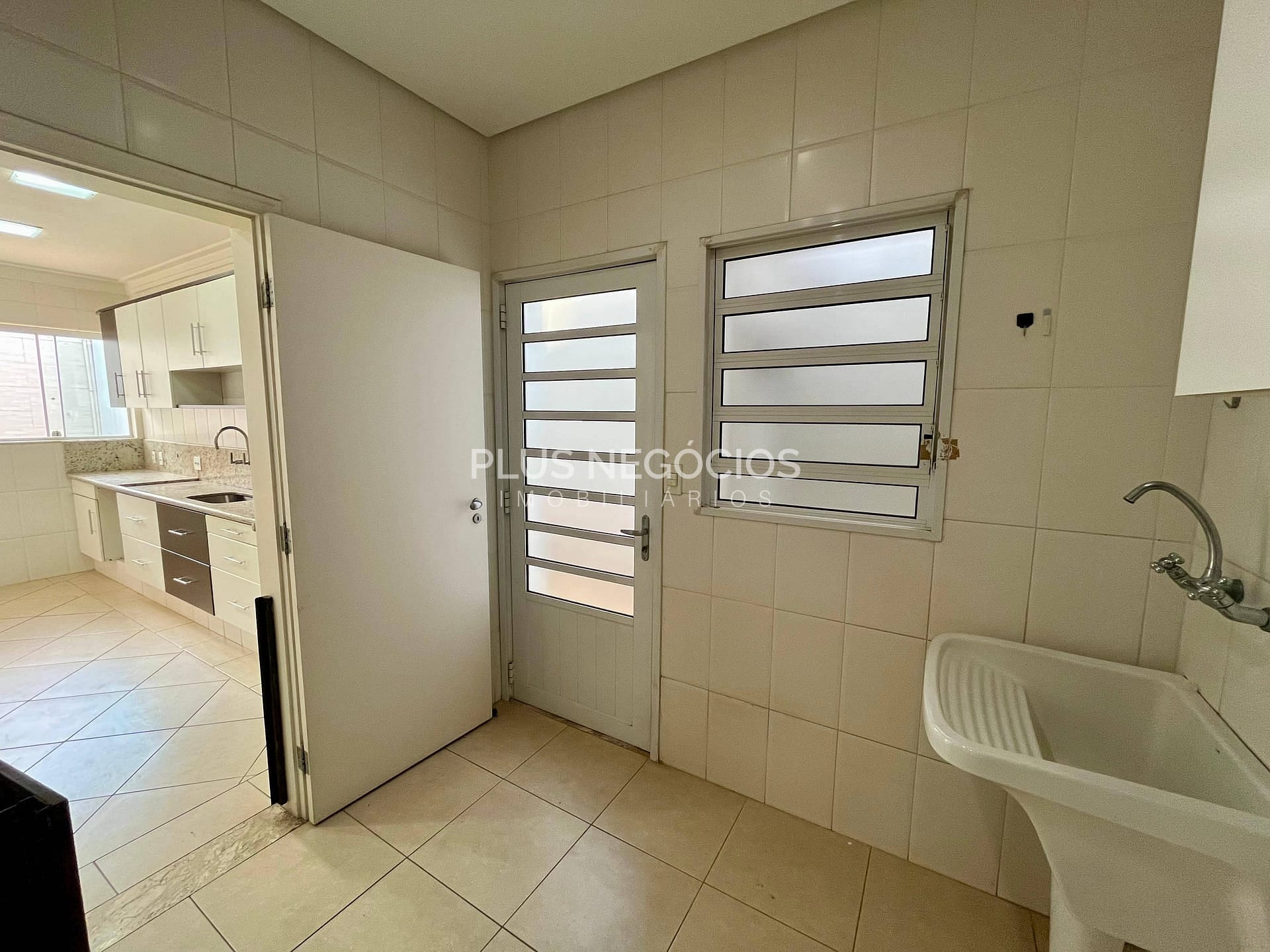 Casa à venda com 3 quartos, 291m² - Foto 9