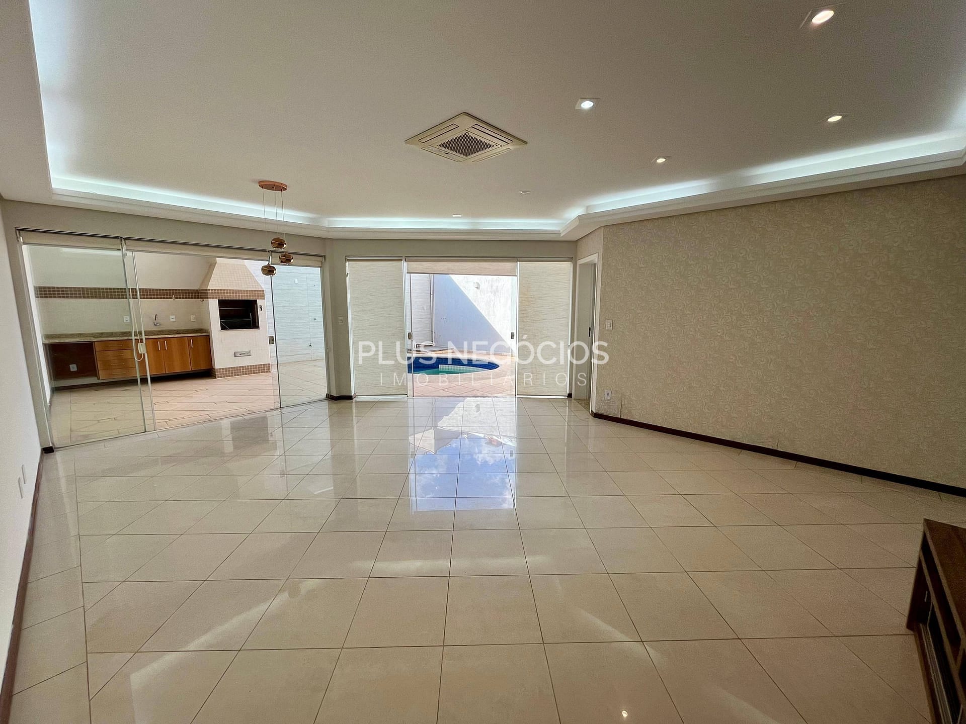 Casa à venda com 3 quartos, 291m² - Foto 2