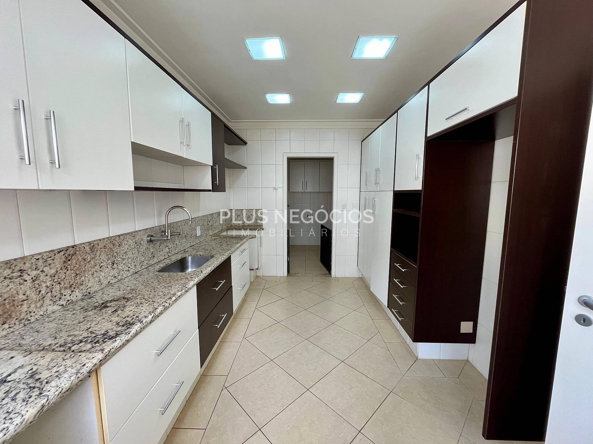 Casa à venda com 3 quartos, 291m² - Foto 7