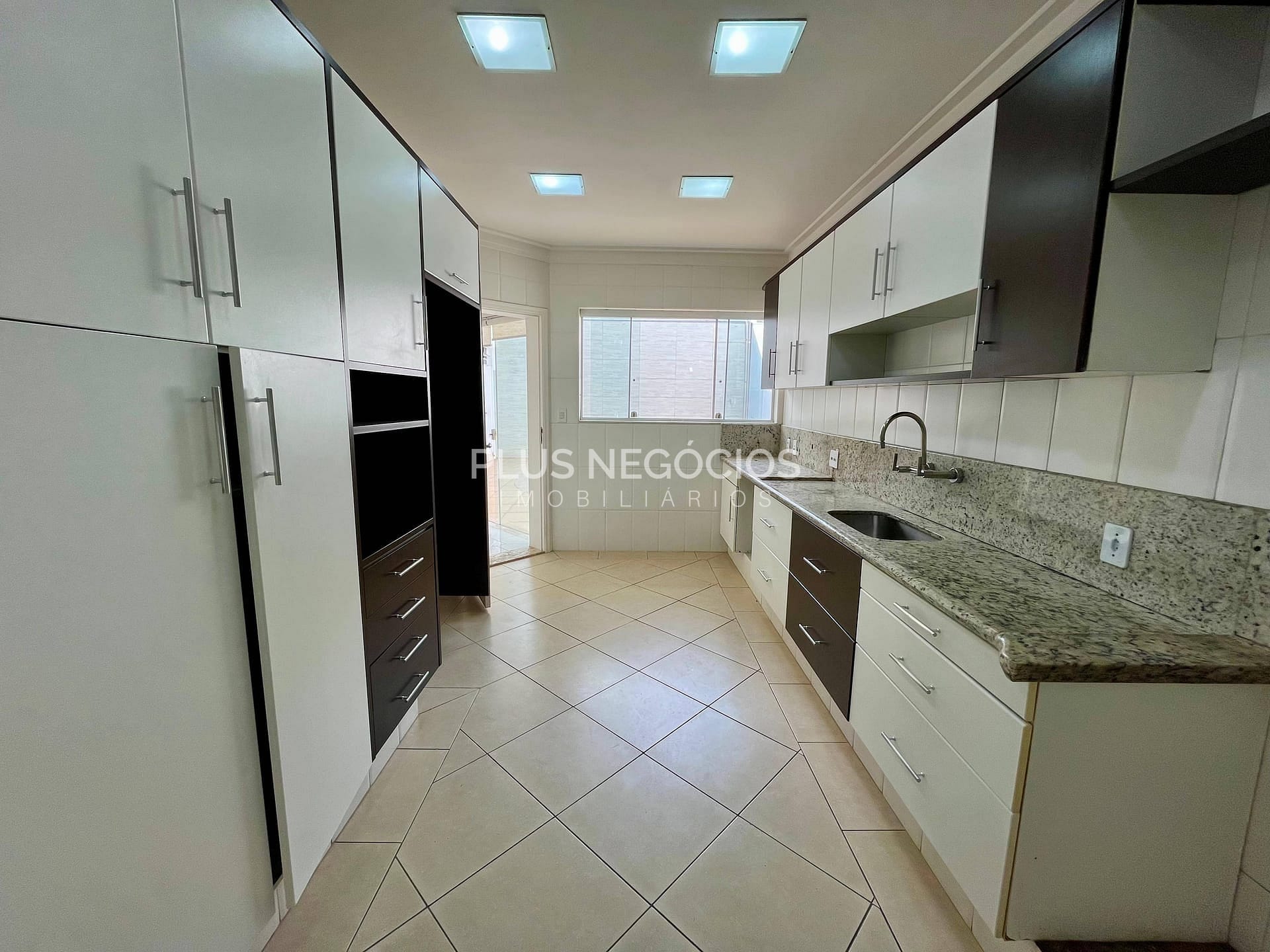 Casa à venda com 3 quartos, 291m² - Foto 8