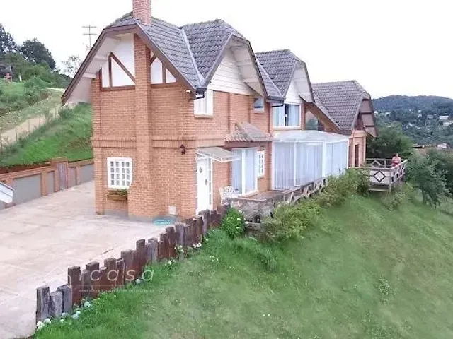 Casa com 1352m² 5 quartos e 7 banheiros, à venda, no bairro Vila Abernéssia em Campos do Jordão