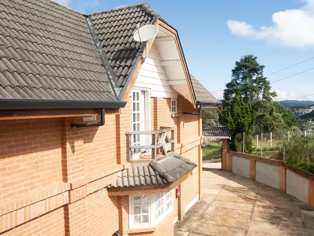 Casa com 1352m² 5 quartos e 7 banheiros, à venda, no bairro Vila Abernéssia em Campos do Jordão